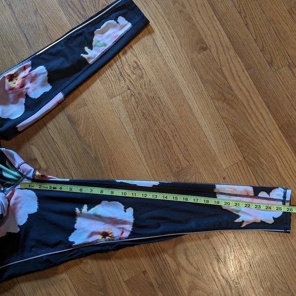 Everlast Medium Black & Floral Leggings w/ Reflective Stripe on Sides - Picture 6 of 6